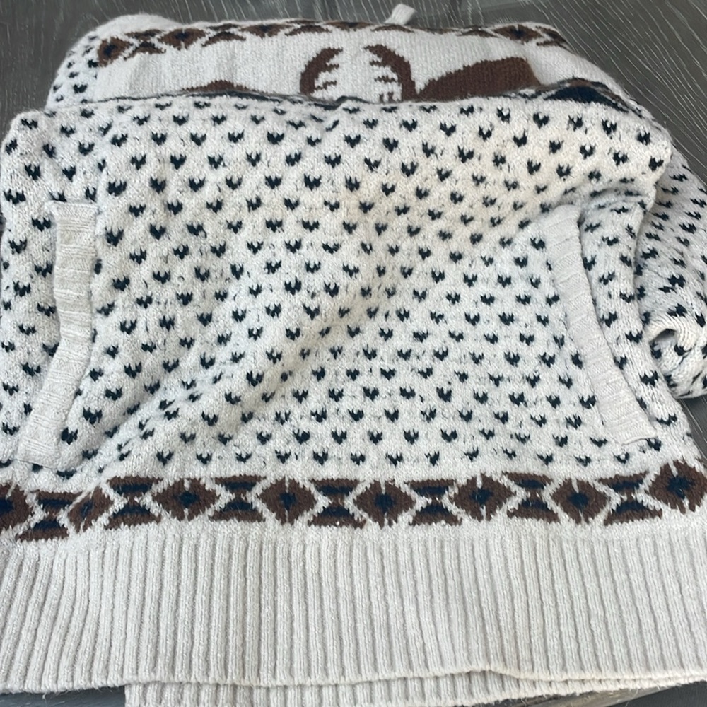 American Eagle Men’s Sweater size M hooded and has front pockets comfortable fit - Picture 7 of 8